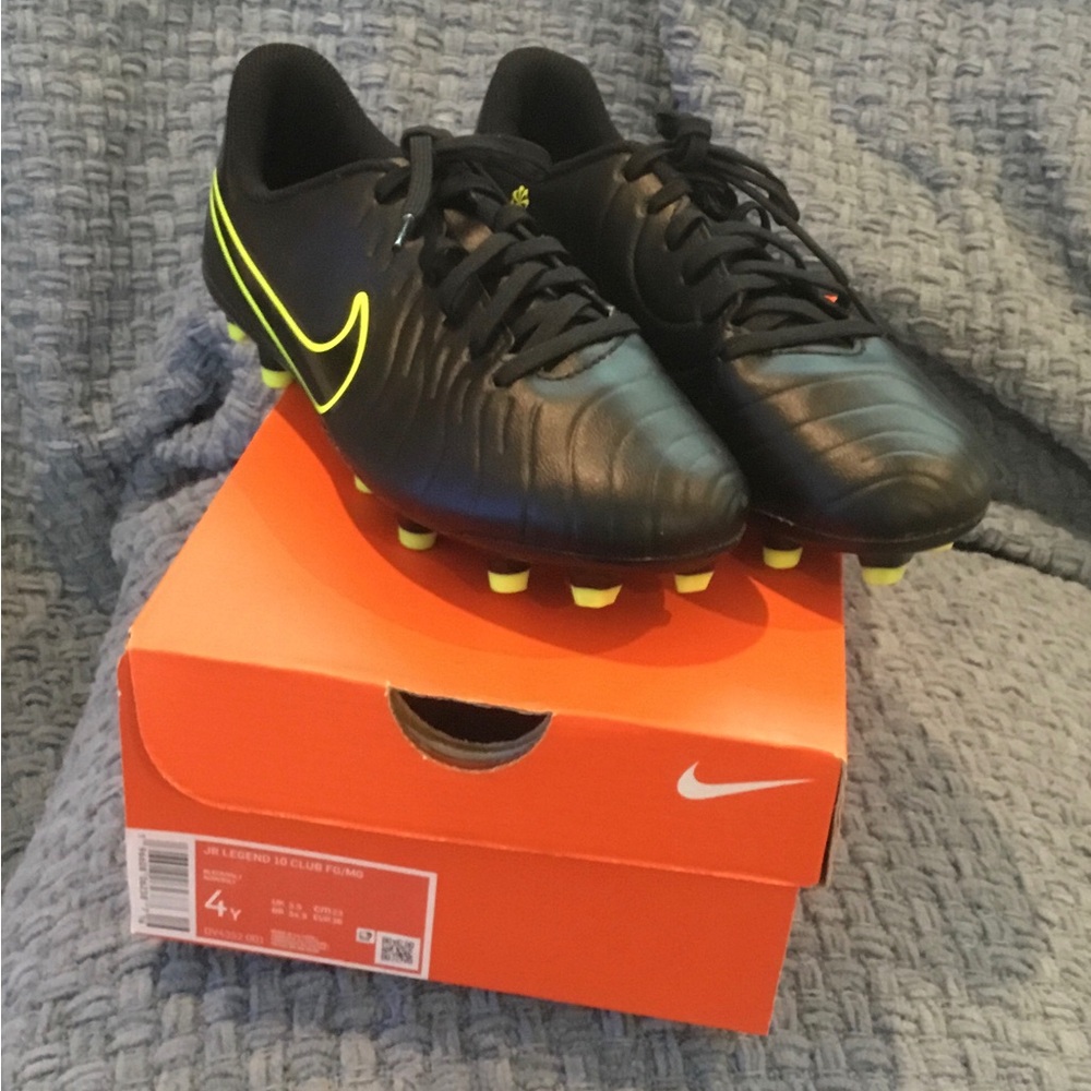 Youth Nike Soccer Cleats, size 4